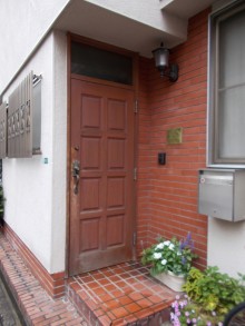 玄関ドアとタイルを変えてスタイリッシュな玄関まわりに 玄関ドアとタイルを変えてスタイリッシュな玄関まわりに